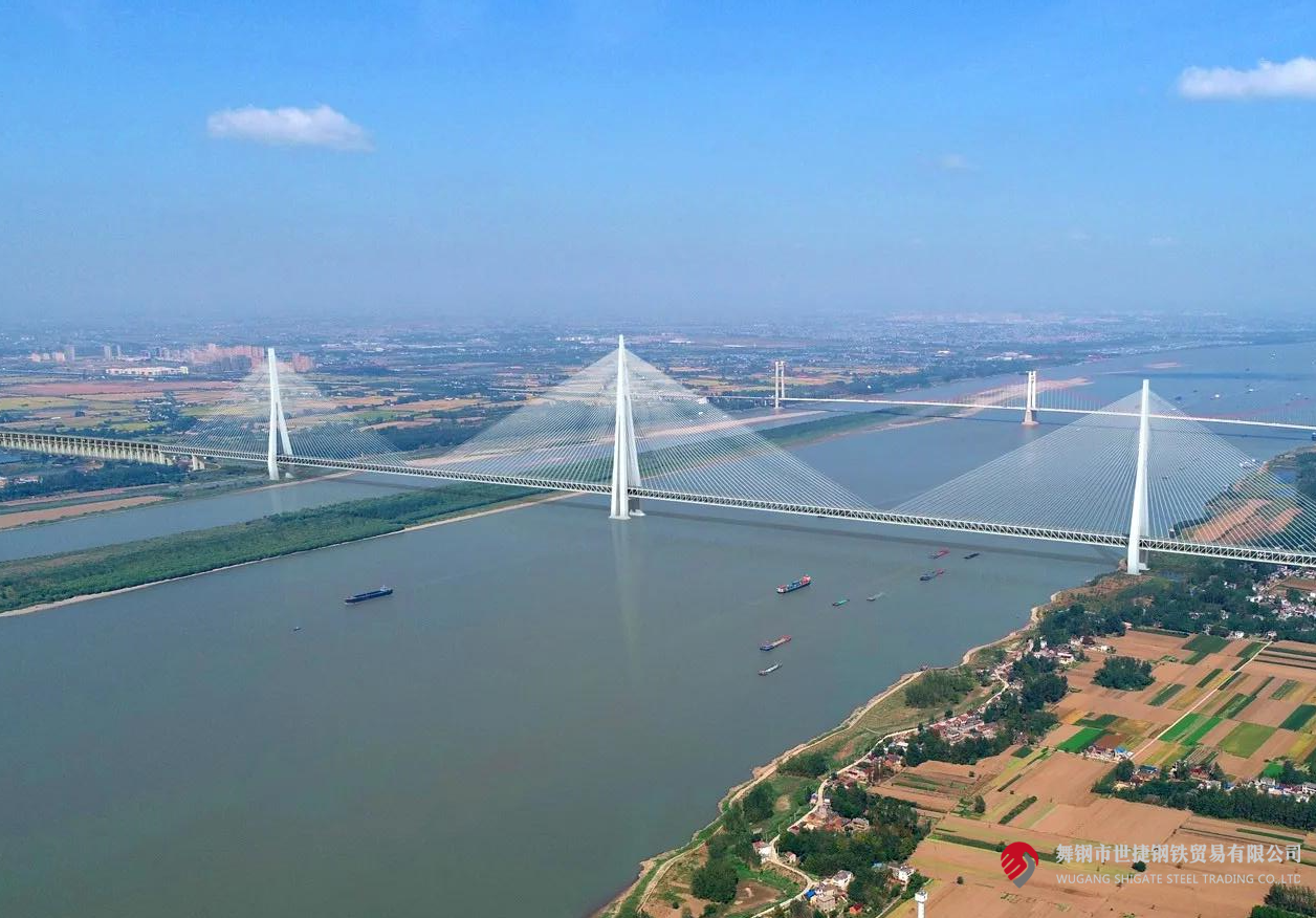 4月10日，中央電視臺《新聞聯(lián)播》和《東方時空》節(jié)目同時播報了世界最大跨度三塔斜拉橋——馬鞍山長江公鐵大橋主塔開始吊裝的消息。該項目建設(shè)過程中，河鋼集團(tuán)舞鋼公司累計為其供應(yīng)高級別橋梁鋼板Q370qE、Q420qE、Q500qE近6萬噸，用于該橋關(guān)鍵部位建設(shè)。其中，批量供貨的高級別橋梁鋼Q500qE各項技術(shù)指標(biāo)世界領(lǐng)先。目前，舞鋼高端橋梁鋼實現(xiàn)了從Q345到Q690級別的全覆蓋。    2219e9e1e81cd18f2738bf2b469e6b98.png  近年來，舞鋼加速“兩個結(jié)構(gòu)”優(yōu)化，以高端客戶需求和產(chǎn)業(yè)鏈高質(zhì)量發(fā)展為導(dǎo)向，不斷推動技術(shù)和產(chǎn)品升級。針對項目需求，舞鋼成立攻關(guān)團(tuán)隊，與客戶深度對接，精心設(shè)計生產(chǎn)保供方案，通過精確控制冶煉過程，確保了鋼板內(nèi)部質(zhì)量穩(wěn)定；創(chuàng)新軋制、熱處理工藝，攻克制約鋼板強(qiáng)度提升的工藝瓶頸，確保了鋼板各項性能全部滿足客戶要求。  為了保證在極短的交貨期內(nèi)實現(xiàn)高質(zhì)量交貨，舞鋼集中各類優(yōu)勢資源，創(chuàng)新橋梁鋼生產(chǎn)工藝，將交貨期縮短了約5天時間。在客戶的加工使用、安裝等各環(huán)節(jié)，舞鋼技術(shù)營銷服務(wù)團(tuán)隊及進(jìn)跟進(jìn)，為其提供精準(zhǔn)、專業(yè)的服務(wù)，贏得了客戶信賴。  馬鞍山長江公鐵大橋單跨1120米，雙跨連續(xù)跨度2240米；中塔塔高345米，相當(dāng)于115層樓，為目前世界最高橋塔；承臺長89.2米、寬54.7米，平面面積近5000平方米，相當(dāng)于8個標(biāo)準(zhǔn)籃球場，為目前世界最大規(guī)模的橋梁樁基礎(chǔ)。