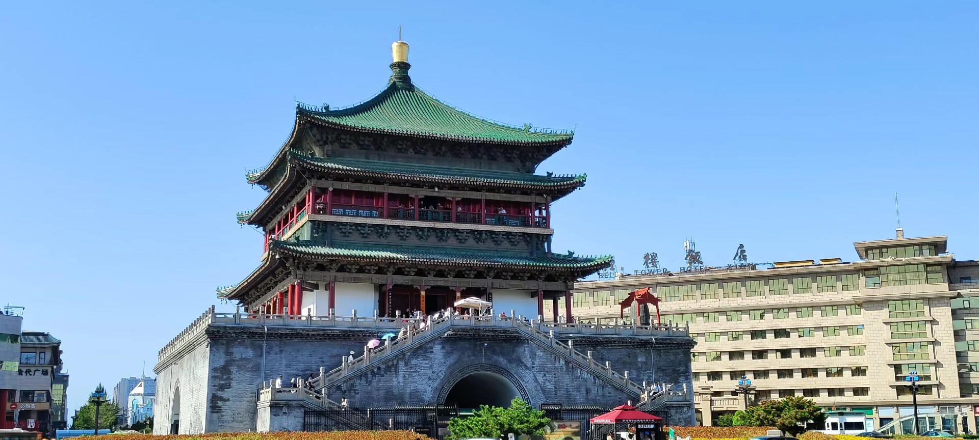 西安是國(guó)務(wù)院公布的首批國(guó)家歷史文化名城，有西周、秦、西漢、唐等在內(nèi)的13個(gè)朝代在此建都，是世界四大古都之一，中國(guó)古都學(xué)會(huì)認(rèn)定的中國(guó)建都朝代最多、帝都?xì)v史最長(zhǎng)的古都。曾經(jīng)作為中國(guó)首都和政治、經(jīng)濟(jì)、文化中心長(zhǎng)達(dá)1100多年。旅游景點(diǎn)有秦始皇兵馬俑博物館、大雁塔、陜西歷史博物館、華清池景區(qū)、碑林博物館等