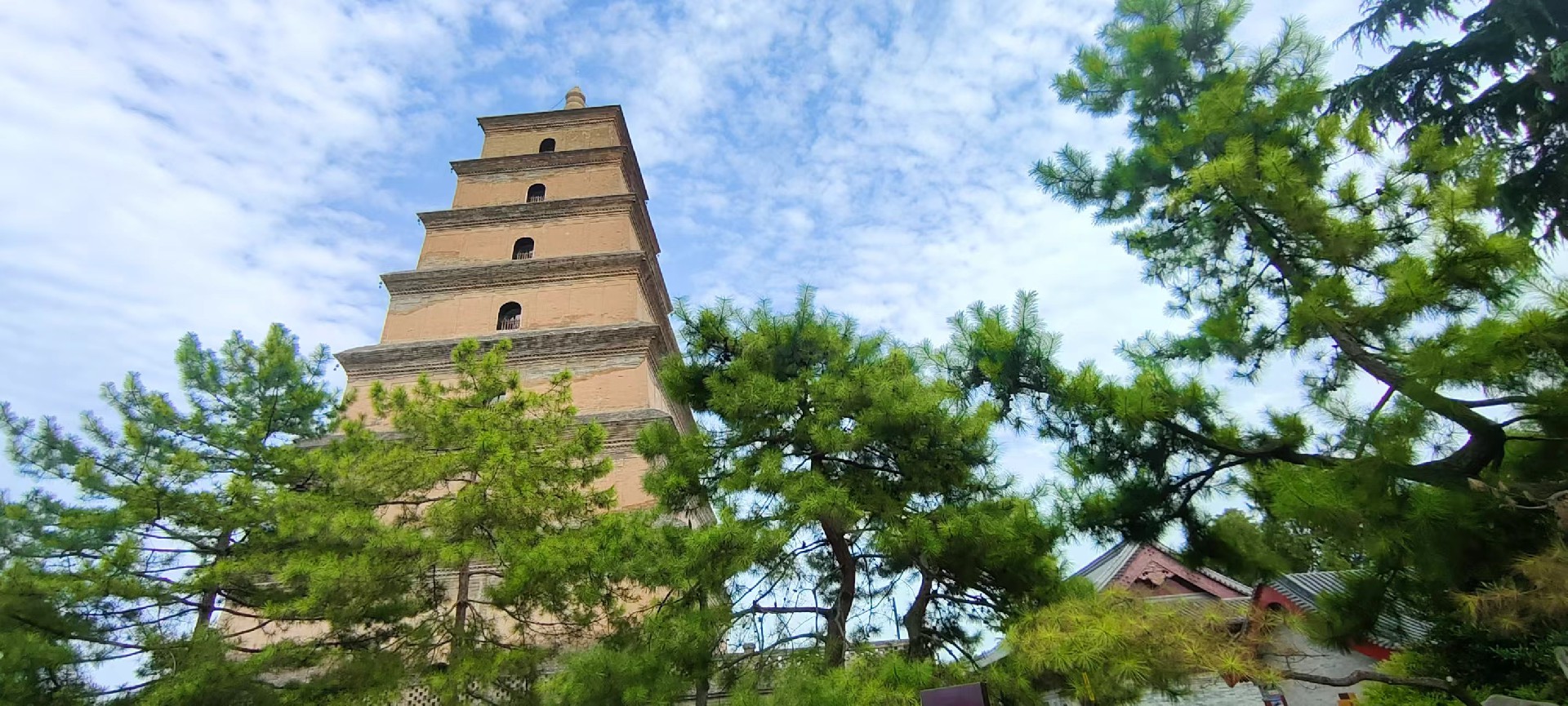 西安是國(guó)務(wù)院公布的首批國(guó)家歷史文化名城，有西周、秦、西漢、唐等在內(nèi)的13個(gè)朝代在此建都，是世界四大古都之一，中國(guó)古都學(xué)會(huì)認(rèn)定的中國(guó)建都朝代最多、帝都?xì)v史最長(zhǎng)的古都。曾經(jīng)作為中國(guó)首都和政治、經(jīng)濟(jì)、文化中心長(zhǎng)達(dá)1100多年。旅游景點(diǎn)有秦始皇兵馬俑博物館、大雁塔、陜西歷史博物館、華清池景區(qū)、碑林博物館等