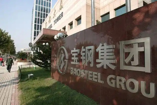 鋼鐵行業(yè)是全球工業(yè)體系中的重要支柱之一,其產(chǎn)品廣泛應用于基礎設施建設、機械制造、汽車工業(yè)等領域。隨著全球工業(yè)化進程的不斷深入,鋼鐵行業(yè)呈現(xiàn)出國際化競爭格局。在眾多鋼鐵制造企業(yè)中,有6家公司以其出色的經(jīng)營業(yè)績和強大的市場地位脫穎而出,成為了世界鋼鐵制造業(yè)的領軍企業(yè)。  第一，是總部位于中國的寶鋼集團。寶鋼集團創(chuàng)立于1992年,作為中國最大的鋼鐵生產(chǎn)企業(yè),其年產(chǎn)鋼鐵超過1億噸,在全球鋼鐵企業(yè)中居首位。寶鋼集團擁有先進的煉鋼技術(shù)和完善的產(chǎn)業(yè)鏈,產(chǎn)品涵蓋了碳鋼、合金鋼、不銹鋼等多個品類,廣泛應用于汽車、家電、建筑等領域。在國內(nèi)市場上,寶鋼集團占據(jù)主導地位,同時也積極拓展海外市場,在全球范圍內(nèi)享有較高的品牌知名度。   第二，是同樣總部設在中國的武鋼集團。武鋼集團成立于1958年,是中國最早的鋼鐵生產(chǎn)企業(yè)之一,擁有悠久的歷史和豐富的生產(chǎn)經(jīng)驗。該集團主營碳鋼和合金鋼的生產(chǎn),年產(chǎn)量超過5000萬噸,位居全球第二。武鋼集團不僅在國內(nèi)市場占有重要地位,同時也積極開拓海外市場,產(chǎn)品遠銷歐洲、東南亞等地區(qū)。近年來,武鋼集團通過并購重組等方式不斷擴大產(chǎn)能,提升了其在全球鋼鐵行業(yè)的影響力。   第三，是總部位于印度的塔塔鋼鐵公司。塔塔鋼鐵公司成立于1907年,是全球歷史最悠久的鋼鐵制造企業(yè)之一。該公司年產(chǎn)鋼鐵超過1800萬噸,產(chǎn)品涵蓋了碳鋼、合金鋼、不銹鋼等種類,廣泛應用于汽車、基礎設施、機械制造等領域。憑借雄厚的技術(shù)實力和優(yōu)秀的管理團隊,塔塔鋼鐵公司在全球鋼鐵市場上占據(jù)了重要地位,在發(fā)展中國家市場尤其具有優(yōu)勢。   第四，是總部位于日本的新日鐵住金株式會社。新日鐵住金株式會社是日本最大的鋼鐵制造企業(yè),年產(chǎn)鋼鐵約4500萬噸,位居全球第四。該公司擁有業(yè)內(nèi)領先的技術(shù)水平,在煉鋼、軋鋼等工藝上均有很強的競爭力。同時,新日鐵住金還積極推動產(chǎn)品創(chuàng)新,開發(fā)出多種高性能鋼材,廣泛應用于汽車制造、電子電器等行業(yè)。憑借雄厚的技術(shù)實力和優(yōu)質(zhì)的產(chǎn)品,新日鐵住金在日本國內(nèi)以及東亞地區(qū)市場占據(jù)主導地位。   第五,是總部位于韓國的POSCO。POSCO創(chuàng)立于1968年,是韓國最大的鋼鐵制造企業(yè),年產(chǎn)鋼鐵約4000萬噸。POSCO在煉鋼技術(shù)、產(chǎn)品研發(fā)等方面均處于業(yè)內(nèi)領先水平,旗下?lián)碛卸嗉液Ｍ庾庸?業(yè)務覆蓋全球主要市場。近年來,POSCO不斷優(yōu)化產(chǎn)品結(jié)構(gòu),提升高附加值鋼材的占比,在汽車制造、電子等領域具有較強的市場競爭力。憑借優(yōu)秀的經(jīng)營業(yè)績和穩(wěn)健的財務狀況,POSCO在全球鋼鐵行業(yè)中占據(jù)重要地位。   第六,是總部位于美國的美國鋼鐵公司。美國鋼鐵公司創(chuàng)立于1901年,是美國最大的鋼鐵制造企業(yè),年產(chǎn)鋼鐵約1600萬噸。該公司在碳鋼、不銹鋼等品類的生產(chǎn)上均具有較強的技術(shù)實力,產(chǎn)品廣泛應用于汽車制造、基礎設施建設等領域。近年來,美國鋼鐵公司通過資產(chǎn)重組和技術(shù)創(chuàng)新等措施,不斷提升自身競爭力,在北美市場保持領先地位。   舉報/反饋