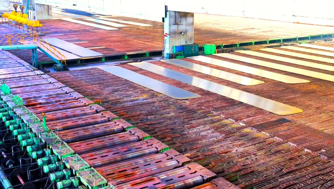 260余種寬厚板產(chǎn)品成功替代進(jìn)口或按國(guó)外標(biāo)準(zhǔn)生產(chǎn)，多個(gè)品種填補(bǔ)國(guó)內(nèi)空白并獨(dú)家供貨，更有40余種遠(yuǎn)銷海外。舞鋼公司不僅主導(dǎo)制定了臨氫設(shè)備用鉻鉬合金鋼板等十余項(xiàng)國(guó)家標(biāo)準(zhǔn)，還榮獲國(guó)家科學(xué)技術(shù)進(jìn)步獎(jiǎng)一等獎(jiǎng)2項(xiàng)、二等獎(jiǎng)1項(xiàng)，省部級(jí)科技進(jìn)步獎(jiǎng)更是數(shù)不勝數(shù)。自創(chuàng)立以來(lái)，河鋼集團(tuán)舞鋼公司便深耕寬厚板研發(fā)制造，打造出響亮的民族品牌，穩(wěn)坐世界寬厚板領(lǐng)域的頭把交椅。 260余種寬厚板產(chǎn)品成功替代進(jìn)口或按國(guó)外標(biāo)準(zhǔn)生產(chǎn)，多個(gè)品種填補(bǔ)國(guó)內(nèi)空白并獨(dú)家供貨，更有40余種遠(yuǎn)銷海外。舞鋼公司不僅主導(dǎo)制定了臨氫設(shè)備用鉻鉬合金鋼板等十余項(xiàng)國(guó)家標(biāo)準(zhǔn)，還榮獲國(guó)家科學(xué)技術(shù)進(jìn)步獎(jiǎng)一等獎(jiǎng)2項(xiàng)、二等獎(jiǎng)1項(xiàng)，省部級(jí)科技進(jìn)步獎(jiǎng)更是數(shù)不勝數(shù)。自創(chuàng)立以來(lái)，河鋼集團(tuán)舞鋼公司便深耕寬厚板研發(fā)制造，打造出響亮的民族品牌，穩(wěn)坐世界寬厚板領(lǐng)域的頭把交椅。 fdb85620c4ebcb4769ad69d0a0a3e58f.png圖為舞鋼生產(chǎn)現(xiàn)場(chǎng)一角。  品牌價(jià)值涵蓋了企業(yè)的多方面競(jìng)爭(zhēng)力，包括產(chǎn)品實(shí)力、文化底蘊(yùn)、資源調(diào)配能力、技術(shù)標(biāo)準(zhǔn)以及質(zhì)量管理等。河鋼集團(tuán)舞鋼公司深知這一點(diǎn)，其黨委書記、董事長(zhǎng)于勇強(qiáng)調(diào)，要緊密貼近市場(chǎng)脈搏，不斷強(qiáng)化科技創(chuàng)新，以更好地維護(hù)和提升舞鋼的品牌價(jià)值，推動(dòng)企業(yè)更上一層樓。  近日，《中國(guó)冶金報(bào)》的記者們走進(jìn)舞鋼，深入探訪了該企業(yè)品牌塑造的背后故事。舞鋼以科技為核心，提供高端定制服務(wù)，不僅緊跟行業(yè)動(dòng)態(tài)和客戶需求，還專注于客戶應(yīng)用材料的替代研發(fā)，通過(guò)創(chuàng)新贏得先機(jī)。舞鋼人以攻堅(jiān)克難的精神，突破關(guān)鍵技術(shù)難題，將關(guān)鍵核心技術(shù)牢牢掌握在自己手中，成功實(shí)現(xiàn)了從生產(chǎn)型企業(yè)到“制造+服務(wù)型企業(yè)”的轉(zhuǎn)型。  舞鋼黨委書記、董事長(zhǎng)吝章國(guó)明確指出，舞鋼應(yīng)定位高端市場(chǎng)，致力于開發(fā)獨(dú)特且優(yōu)質(zhì)的高端產(chǎn)品，同時(shí)緊貼市場(chǎng)和客戶需求，提供量身定制的服務(wù)。這一策略不僅塑造了產(chǎn)品品牌，更提升了品牌價(jià)值。舞鋼國(guó)內(nèi)首發(fā)的SA737系列容器鋼板，以其大厚度、高技術(shù)難度，充分展現(xiàn)了企業(yè)在科技創(chuàng)新和高端定制方面的實(shí)力。 2024年10月，舞鋼在深入調(diào)研某重點(diǎn)客戶后，立志于替代進(jìn)口，著手研發(fā)大厚度、高技術(shù)難度的碳錳釩SA737系列容器鋼板。為此，公司組建了由技術(shù)、營(yíng)銷人員等組成的高端高效益產(chǎn)品攻關(guān)團(tuán)隊(duì)，根據(jù)客戶需求定制了專屬供貨方案，贏得了客戶的信賴。  在生產(chǎn)過(guò)程中，舞鋼面臨鋼板厚度大、技術(shù)要求嚴(yán)苛等多重挑戰(zhàn)。但憑借強(qiáng)大的技術(shù)實(shí)力和創(chuàng)新能力，舞鋼團(tuán)隊(duì)不僅成功實(shí)施了覆蓋關(guān)鍵工序的梯度試驗(yàn)，還根據(jù)試驗(yàn)數(shù)據(jù)進(jìn)行了長(zhǎng)達(dá)10余天的深入分析驗(yàn)證，最終確定了與生產(chǎn)現(xiàn)場(chǎng)高度契合的最佳工藝方案。這一方案確保了SA737系列容器鋼板在拉伸性能、沖擊性能以及模擬焊后性能等方面均達(dá)到國(guó)內(nèi)領(lǐng)先水平，有力地提升了舞鋼的品牌價(jià)值。  圖為舞鋼第二鋼軋廠的生產(chǎn)現(xiàn)場(chǎng)。 2024年12月20日，舞鋼科技部收到了來(lái)自某高端客戶的積極反饋：“舞鋼生產(chǎn)的碳錳釩SA737系列容器鋼板焊接性能非常穩(wěn)定，簡(jiǎn)直太好用了！連我們的工人都為你們點(diǎn)贊！”這標(biāo)志著舞鋼首次成功批量生產(chǎn)出大厚度、高技術(shù)難度的碳錳釩SA737系列容器鋼板，實(shí)現(xiàn)了國(guó)內(nèi)首發(fā)，為舞鋼打造新的差異化優(yōu)勢(shì)、引領(lǐng)寬厚板行業(yè)的高質(zhì)量發(fā)展注入了強(qiáng)大動(dòng)力。同時(shí)，用戶對(duì)高端材料經(jīng)濟(jì)性的追求也成為舞鋼研發(fā)工作的重要考量因素。截至2024年底，舞鋼高錳鋼已在國(guó)內(nèi)首臺(tái)套高錳鋼船“GasChem Phoenix”上實(shí)現(xiàn)了安全運(yùn)行2萬(wàn)海里的壯舉。這不僅標(biāo)志著舞鋼高錳鋼在國(guó)內(nèi)率先實(shí)現(xiàn)了實(shí)船應(yīng)用，更意味著新一代低成本、高性能的超低溫國(guó)產(chǎn)高錳鋼從基礎(chǔ)研究走向了工程應(yīng)用，為高錳鋼的推廣和應(yīng)用樹立了新的里程碑。  圖為舞鋼第二鋼軋廠。LNG（液化天然氣）新型低溫高錳鋼憑借其出色的低溫韌性、高延展性以及高強(qiáng)度，相較于傳統(tǒng)LNG船罐材料所采用的Ni系低溫鋼，展現(xiàn)出了顯著的經(jīng)濟(jì)效益。高錳鋼的應(yīng)用對(duì)LNG船舶制造企業(yè)而言，不僅有助于降低生產(chǎn)成本，更能提升其市場(chǎng)競(jìng)爭(zhēng)力。為了實(shí)現(xiàn)科研成果與客戶需求的高效轉(zhuǎn)化，舞鋼積極展開了全方位、多輪次的科技創(chuàng)新活動(dòng)。 2024年12月18日，舞鋼的生產(chǎn)線上，一批高端壓力容器鋼板在經(jīng)過(guò)數(shù)小時(shí)精心熱處理后，順利完成了切割與取樣，隨后進(jìn)入性能檢驗(yàn)的關(guān)鍵環(huán)節(jié)?？萍疾康目蒲腥藛T全程緊密監(jiān)控，確保每一個(gè)環(huán)節(jié)都達(dá)到高標(biāo)準(zhǔn)。這批鋼板是為客戶量身定制的，面臨極高的技術(shù)挑戰(zhàn)，因?yàn)樗鼈儗儆诔T坯壓縮比的極限規(guī)格?？蛻粢笤谀M長(zhǎng)時(shí)間焊接后，對(duì)鋼板厚度一半處進(jìn)行零下30攝氏度的沖擊韌性測(cè)試。同時(shí)，由于鋼板壓縮比小、厚度大，采用常規(guī)工藝難以確保各項(xiàng)性能指標(biāo)。  面對(duì)這些挑戰(zhàn)，舞鋼的高端高效益產(chǎn)品攻關(guān)團(tuán)隊(duì)從坯料生產(chǎn)、軋制到熱處理各環(huán)節(jié)入手，經(jīng)過(guò)不懈努力，終于找到了與性能指標(biāo)相匹配的最佳工藝參數(shù)，從而優(yōu)化了整體生產(chǎn)工藝。最終，該鋼板的各項(xiàng)性能參數(shù)不僅遠(yuǎn)超客戶預(yù)期，更達(dá)到了世界領(lǐng)先水平。  舞鋼第二鋼軋廠，一個(gè)致力于高端壓力容器鋼板研發(fā)與生產(chǎn)的重要基地。在這里，科技與創(chuàng)新是永恒的主題。吝章國(guó)，作為舞鋼的科技領(lǐng)軍人物，深知科技成果轉(zhuǎn)化的重要性。他強(qiáng)調(diào)，只有將研發(fā)出的產(chǎn)品真正轉(zhuǎn)化為實(shí)際生產(chǎn)力，才能實(shí)現(xiàn)其真正的價(jià)值。因此，舞鋼始終將科技成果轉(zhuǎn)化作為工作的重中之重，不斷推動(dòng)技術(shù)創(chuàng)新與產(chǎn)業(yè)升級(jí)的深度融合。 2024年，舞鋼繼續(xù)堅(jiān)定地走特鋼路線，并成功研發(fā)了18個(gè)新產(chǎn)品。此外，舞鋼還積極與20余家高端客戶進(jìn)行互訪，并成功開發(fā)了104個(gè)直供用戶，首單訂貨量累計(jì)高達(dá)9.5萬(wàn)余噸。這些成績(jī)的取得，得益于舞鋼在市場(chǎng)把控方面的機(jī)制創(chuàng)新。在制造業(yè)轉(zhuǎn)型升級(jí)的大背景下，中厚板領(lǐng)域已成為鋼鐵行業(yè)增長(zhǎng)最快的領(lǐng)域和效益源泉，這也導(dǎo)致國(guó)內(nèi)中厚板市場(chǎng)的供需狀況發(fā)生了深刻變化。面對(duì)這一新形勢(shì)，舞鋼積極應(yīng)對(duì)，通過(guò)機(jī)制創(chuàng)新來(lái)提升市場(chǎng)把控力，以實(shí)現(xiàn)更好的生存和發(fā)展。  舞鋼通過(guò)創(chuàng)新機(jī)制體制，進(jìn)一步強(qiáng)化了銷售端資源傾斜，推動(dòng)企業(yè)從單一生產(chǎn)向“制造+服務(wù)”模式轉(zhuǎn)型。他們深化市場(chǎng)、客戶和服務(wù)意識(shí)，不斷提高執(zhí)行、適應(yīng)和變革能力，專注于市場(chǎng)和客戶需求。經(jīng)過(guò)一系列舉措，舞鋼對(duì)市場(chǎng)的把控能力得到了顯著提升。  在2024年9月6日的舞鋼高端水電鋼攻關(guān)團(tuán)隊(duì)周例會(huì)上，該團(tuán)隊(duì)負(fù)責(zé)人張曉克強(qiáng)調(diào)，擁有鋼需求的頭部客戶是市場(chǎng)開發(fā)的關(guān)鍵。他要求團(tuán)隊(duì)成員主動(dòng)走訪、對(duì)接和服務(wù)這些客戶。該團(tuán)隊(duì)的積極攻關(guān)，使得舞鋼水電鋼合同承接量在2024年再創(chuàng)新高。  舞鋼始終以客戶需求為中心，通過(guò)多端對(duì)接和全面保障策略，不斷優(yōu)化產(chǎn)線建設(shè)。他們實(shí)施了領(lǐng)導(dǎo)班子成員的“產(chǎn)線包保”制度，從多個(gè)維度對(duì)兩條產(chǎn)線進(jìn)行數(shù)據(jù)畫像，包括噸鋼邊際貢獻(xiàn)、低邊際合同占比等。這些措施促進(jìn)了產(chǎn)線和營(yíng)銷人員更加關(guān)注產(chǎn)線關(guān)鍵指標(biāo)和創(chuàng)效能力，推動(dòng)了企業(yè)管理重點(diǎn)從產(chǎn)量向產(chǎn)線的轉(zhuǎn)變。 53歲的高級(jí)技師任亞強(qiáng)，在面臨軋制生產(chǎn)難度極大、近乎顛覆其認(rèn)知的8120鋼板時(shí)，他堅(jiān)定地選擇了挑戰(zhàn)。他不僅將軋輥壓下量精細(xì)調(diào)整，更把各道次的間隙時(shí)間縮短到極致，最終成功生產(chǎn)出滿足客戶要求的產(chǎn)品。這一成功，不僅彰顯了舞鋼在技術(shù)上的實(shí)力，更體現(xiàn)了他們對(duì)于市場(chǎng)和客戶需求的深刻洞察。  在舞鋼的攻關(guān)團(tuán)隊(duì)中，“技術(shù)咖”們成為銷售的堅(jiān)強(qiáng)后盾。他們無(wú)條件支持銷售，對(duì)銷售人員提出的問(wèn)題積極響應(yīng)，確保當(dāng)日事當(dāng)日畢。正是這種高效協(xié)作的精神，使得舞鋼在2024年成功中標(biāo)國(guó)內(nèi)多個(gè)知名建設(shè)項(xiàng)目。  在全員端，舞鋼更是全力以赴保市場(chǎng)，緊跟市場(chǎng)和客戶變化，提高反應(yīng)速度。他們突出柔性生產(chǎn)組織和靈活的訂單機(jī)制，實(shí)現(xiàn)生產(chǎn)組織與銷售的高度協(xié)同。同時(shí)，堅(jiān)持加強(qiáng)質(zhì)量、成本和交貨期管理，珍惜品牌信譽(yù)，成為舞鋼廣大干部職工的工作準(zhǔn)則。  一次江蘇客戶的746噸高端容器鋼板供貨合同，雖然交貨期只有短短20天，但舞鋼各部門、各單位加強(qiáng)協(xié)同，全方位提升保供能力。最終，在客戶要求的交貨期內(nèi)，舞鋼高質(zhì)量、高標(biāo)準(zhǔn)完成了整單合同產(chǎn)品交付，贏得了客戶的贊譽(yù)。這一成功案例，更是舞鋼對(duì)市場(chǎng)把控能力和執(zhí)行能力的有力證明。 針對(duì)市場(chǎng)和客戶對(duì)鋼板質(zhì)量的高標(biāo)準(zhǔn)要求，舞鋼的技術(shù)團(tuán)隊(duì)進(jìn)行了深入細(xì)致的技術(shù)評(píng)審和質(zhì)量預(yù)判。他們精心制定了科學(xué)合理的工藝方案，旨在從合同的技術(shù)交流、生效下發(fā)階段就開始精準(zhǔn)識(shí)別生產(chǎn)難度，并提前進(jìn)行干預(yù)，以確保產(chǎn)品設(shè)計(jì)開發(fā)的精準(zhǔn)度，從而保障產(chǎn)品質(zhì)量。具體而言，舞鋼采取了以下措施：首先是加強(qiáng)過(guò)程管控，提高一次性合格率和合同兌現(xiàn)率；其次是技術(shù)指導(dǎo)全程參與，技術(shù)人員堅(jiān)持“一次做對(duì)”的原則，對(duì)每個(gè)產(chǎn)品都進(jìn)行嚴(yán)格管理，以杜絕因標(biāo)準(zhǔn)化作業(yè)執(zhí)行不力導(dǎo)致的質(zhì)量波動(dòng)；最后是不斷追求工藝改進(jìn)的完美性。  此外，舞鋼還通過(guò)健全激勵(lì)機(jī)制來(lái)激發(fā)銷售人員的積極性。他們根據(jù)KPI完成情況對(duì)銷售人員進(jìn)行評(píng)價(jià)，并根據(jù)銷售業(yè)績(jī)給予報(bào)酬，同時(shí)實(shí)施末位淘汰制度。此外，還設(shè)立了銷售網(wǎng)點(diǎn)賽馬獎(jiǎng)勵(lì)機(jī)制、高售價(jià)高效益合同獎(jiǎng)勵(lì)機(jī)制以及高端高效益產(chǎn)品技術(shù)攻關(guān)團(tuán)隊(duì)創(chuàng)效獎(jiǎng)勵(lì)機(jī)制。  目前，舞鋼已針對(duì)高端細(xì)分市場(chǎng)、個(gè)性化小眾市場(chǎng)和新產(chǎn)業(yè)新業(yè)態(tài)市場(chǎng)需求進(jìn)行了布局。他們?cè)O(shè)立了15個(gè)營(yíng)銷網(wǎng)點(diǎn)和32個(gè)高端高效產(chǎn)品攻關(guān)團(tuán)隊(duì)，形成了全線聯(lián)動(dòng)的銷售反應(yīng)機(jī)制。2024年，舞鋼高端高效益產(chǎn)品的銷量同比提升了17%，高端熱處理產(chǎn)品的入庫(kù)量也同比增加7%。同時(shí)，頭部客戶的銷量占比提升了5%，高端產(chǎn)品的年銷量更是增長(zhǎng)了18.9%。  舞鋼展廳一角，高端產(chǎn)品盡收眼底。 2025年，舞鋼將緊密圍繞河鋼集團(tuán)的戰(zhàn)略規(guī)劃，持續(xù)專注于特鋼精品的研發(fā)與銷售，進(jìn)一步強(qiáng)化“貼近市場(chǎng)、貼近客戶”的經(jīng)營(yíng)理念，積極推進(jìn)技術(shù)營(yíng)銷策略的實(shí)施，深耕下游關(guān)鍵行業(yè)市場(chǎng)，從而不斷鞏固和擴(kuò)大舞鋼在寬厚板領(lǐng)域的領(lǐng)先優(yōu)勢(shì)，持續(xù)提高舞鋼品牌的整體價(jià)值。圖為舞鋼生產(chǎn)現(xiàn)場(chǎng)一角。  品牌價(jià)值涵蓋了企業(yè)的多方面競(jìng)爭(zhēng)力，包括產(chǎn)品實(shí)力、文化底蘊(yùn)、資源調(diào)配能力、技術(shù)標(biāo)準(zhǔn)以及質(zhì)量管理等。河鋼集團(tuán)舞鋼公司深知這一點(diǎn)，其黨委書記、董事長(zhǎng)于勇強(qiáng)調(diào)，要緊密貼近市場(chǎng)脈搏，不斷強(qiáng)化科技創(chuàng)新，以更好地維護(hù)和提升舞鋼的品牌價(jià)值，推動(dòng)企業(yè)更上一層樓。  近日，《中國(guó)冶金報(bào)》的記者們走進(jìn)舞鋼，深入探訪了該企業(yè)品牌塑造的背后故事。舞鋼以科技為核心，提供高端定制服務(wù)，不僅緊跟行業(yè)動(dòng)態(tài)和客戶需求，還專注于客戶應(yīng)用材料的替代研發(fā)，通過(guò)創(chuàng)新贏得先機(jī)。舞鋼人以攻堅(jiān)克難的精神，突破關(guān)鍵技術(shù)難題，將關(guān)鍵核心技術(shù)牢牢掌握在自己手中，成功實(shí)現(xiàn)了從生產(chǎn)型企業(yè)到“制造+服務(wù)型企業(yè)”的轉(zhuǎn)型。  舞鋼黨委書記、董事長(zhǎng)吝章國(guó)明確指出，舞鋼應(yīng)定位高端市場(chǎng)，致力于開發(fā)獨(dú)特且優(yōu)質(zhì)的高端產(chǎn)品，同時(shí)緊貼市場(chǎng)和客戶需求，提供量身定制的服務(wù)。這一策略不僅塑造了產(chǎn)品品牌，更提升了品牌價(jià)值。舞鋼國(guó)內(nèi)首發(fā)的SA737系列容器鋼板，以其大厚度、高技術(shù)難度，充分展現(xiàn)了企業(yè)在科技創(chuàng)新和高端定制方面的實(shí)力。 2024年10月，舞鋼在深入調(diào)研某重點(diǎn)客戶后，立志于替代進(jìn)口，著手研發(fā)大厚度、高技術(shù)難度的碳錳釩SA737系列容器鋼板。為此，公司組建了由技術(shù)、營(yíng)銷人員等組成的高端高效益產(chǎn)品攻關(guān)團(tuán)隊(duì)，根據(jù)客戶需求定制了專屬供貨方案，贏得了客戶的信賴。  在生產(chǎn)過(guò)程中，舞鋼面臨鋼板厚度大、技術(shù)要求嚴(yán)苛等多重挑戰(zhàn)。但憑借強(qiáng)大的技術(shù)實(shí)力和創(chuàng)新能力，舞鋼團(tuán)隊(duì)不僅成功實(shí)施了覆蓋關(guān)鍵工序的梯度試驗(yàn)，還根據(jù)試驗(yàn)數(shù)據(jù)進(jìn)行了長(zhǎng)達(dá)10余天的深入分析驗(yàn)證，最終確定了與生產(chǎn)現(xiàn)場(chǎng)高度契合的最佳工藝方案。這一方案確保了SA737系列容器鋼板在拉伸性能、沖擊性能以及模擬焊后性能等方面均達(dá)到國(guó)內(nèi)領(lǐng)先水平，有力地提升了舞鋼的品牌價(jià)值。 5d7280e5f0e670f44544f8cefe0f0d14.png圖為舞鋼第二鋼軋廠的生產(chǎn)現(xiàn)場(chǎng)。 2024年12月20日，舞鋼科技部收到了來(lái)自某高端客戶的積極反饋：“舞鋼生產(chǎn)的碳錳釩SA737系列容器鋼板焊接性能非常穩(wěn)定，簡(jiǎn)直太好用了！連我們的工人都為你們點(diǎn)贊！”這標(biāo)志著舞鋼首次成功批量生產(chǎn)出大厚度、高技術(shù)難度的碳錳釩SA737系列容器鋼板，實(shí)現(xiàn)了國(guó)內(nèi)首發(fā)，為舞鋼打造新的差異化優(yōu)勢(shì)、引領(lǐng)寬厚板行業(yè)的高質(zhì)量發(fā)展注入了強(qiáng)大動(dòng)力。同時(shí)，用戶對(duì)高端材料經(jīng)濟(jì)性的追求也成為舞鋼研發(fā)工作的重要考量因素。截至2024年底，舞鋼高錳鋼已在國(guó)內(nèi)首臺(tái)套高錳鋼船“GasChem Phoenix”上實(shí)現(xiàn)了安全運(yùn)行2萬(wàn)海里的壯舉。這不僅標(biāo)志著舞鋼高錳鋼在國(guó)內(nèi)率先實(shí)現(xiàn)了實(shí)船應(yīng)用，更意味著新一代低成本、高性能的超低溫國(guó)產(chǎn)高錳鋼從基礎(chǔ)研究走向了工程應(yīng)用，為高錳鋼的推廣和應(yīng)用樹立了新的里程碑。 46457aad56baacd125c4811c93a87642.png圖為舞鋼第二鋼軋廠。LNG（液化天然氣）新型低溫高錳鋼憑借其出色的低溫韌性、高延展性以及高強(qiáng)度，相較于傳統(tǒng)LNG船罐材料所采用的Ni系低溫鋼，展現(xiàn)出了顯著的經(jīng)濟(jì)效益。高錳鋼的應(yīng)用對(duì)LNG船舶制造企業(yè)而言，不僅有助于降低生產(chǎn)成本，更能提升其市場(chǎng)競(jìng)爭(zhēng)力。為了實(shí)現(xiàn)科研成果與客戶需求的高效轉(zhuǎn)化，舞鋼積極展開了全方位、多輪次的科技創(chuàng)新活動(dòng)。 2024年12月18日，舞鋼的生產(chǎn)線上，一批高端壓力容器鋼板在經(jīng)過(guò)數(shù)小時(shí)精心熱處理后，順利完成了切割與取樣，隨后進(jìn)入性能檢驗(yàn)的關(guān)鍵環(huán)節(jié)?？萍疾康目蒲腥藛T全程緊密監(jiān)控，確保每一個(gè)環(huán)節(jié)都達(dá)到高標(biāo)準(zhǔn)。這批鋼板是為客戶量身定制的，面臨極高的技術(shù)挑戰(zhàn)，因?yàn)樗鼈儗儆诔T坯壓縮比的極限規(guī)格。客戶要求在模擬長(zhǎng)時(shí)間焊接后，對(duì)鋼板厚度一半處進(jìn)行零下30攝氏度的沖擊韌性測(cè)試。同時(shí)，由于鋼板壓縮比小、厚度大，采用常規(guī)工藝難以確保各項(xiàng)性能指標(biāo)。  面對(duì)這些挑戰(zhàn)，舞鋼的高端高效益產(chǎn)品攻關(guān)團(tuán)隊(duì)從坯料生產(chǎn)、軋制到熱處理各環(huán)節(jié)入手，經(jīng)過(guò)不懈努力，終于找到了與性能指標(biāo)相匹配的最佳工藝參數(shù)，從而優(yōu)化了整體生產(chǎn)工藝。最終，該鋼板的各項(xiàng)性能參數(shù)不僅遠(yuǎn)超客戶預(yù)期，更達(dá)到了世界領(lǐng)先水平。 03022d4b7265c93067bd0bb81ea61e91.png舞鋼第二鋼軋廠，一個(gè)致力于高端壓力容器鋼板研發(fā)與生產(chǎn)的重要基地。在這里，科技與創(chuàng)新是永恒的主題。吝章國(guó)，作為舞鋼的科技領(lǐng)軍人物，深知科技成果轉(zhuǎn)化的重要性。他強(qiáng)調(diào)，只有將研發(fā)出的產(chǎn)品真正轉(zhuǎn)化為實(shí)際生產(chǎn)力，才能實(shí)現(xiàn)其真正的價(jià)值。因此，舞鋼始終將科技成果轉(zhuǎn)化作為工作的重中之重，不斷推動(dòng)技術(shù)創(chuàng)新與產(chǎn)業(yè)升級(jí)的深度融合。 2024年，舞鋼繼續(xù)堅(jiān)定地走特鋼路線，并成功研發(fā)了18個(gè)新產(chǎn)品。此外，舞鋼還積極與20余家高端客戶進(jìn)行互訪，并成功開發(fā)了104個(gè)直供用戶，首單訂貨量累計(jì)高達(dá)9.5萬(wàn)余噸。這些成績(jī)的取得，得益于舞鋼在市場(chǎng)把控方面的機(jī)制創(chuàng)新。在制造業(yè)轉(zhuǎn)型升級(jí)的大背景下，中厚板領(lǐng)域已成為鋼鐵行業(yè)增長(zhǎng)最快的領(lǐng)域和效益源泉，這也導(dǎo)致國(guó)內(nèi)中厚板市場(chǎng)的供需狀況發(fā)生了深刻變化。面對(duì)這一新形勢(shì)，舞鋼積極應(yīng)對(duì)，通過(guò)機(jī)制創(chuàng)新來(lái)提升市場(chǎng)把控力，以實(shí)現(xiàn)更好的生存和發(fā)展。 0a698836478e07383d7a298285345cad.png舞鋼通過(guò)創(chuàng)新機(jī)制體制，進(jìn)一步強(qiáng)化了銷售端資源傾斜，推動(dòng)企業(yè)從單一生產(chǎn)向“制造+服務(wù)”模式轉(zhuǎn)型。他們深化市場(chǎng)、客戶和服務(wù)意識(shí)，不斷提高執(zhí)行、適應(yīng)和變革能力，專注于市場(chǎng)和客戶需求。經(jīng)過(guò)一系列舉措，舞鋼對(duì)市場(chǎng)的把控能力得到了顯著提升。  在2024年9月6日的舞鋼高端水電鋼攻關(guān)團(tuán)隊(duì)周例會(huì)上，該團(tuán)隊(duì)負(fù)責(zé)人張曉克強(qiáng)調(diào)，擁有鋼需求的頭部客戶是市場(chǎng)開發(fā)的關(guān)鍵。他要求團(tuán)隊(duì)成員主動(dòng)走訪、對(duì)接和服務(wù)這些客戶。該團(tuán)隊(duì)的積極攻關(guān)，使得舞鋼水電鋼合同承接量在2024年再創(chuàng)新高。  舞鋼始終以客戶需求為中心，通過(guò)多端對(duì)接和全面保障策略，不斷優(yōu)化產(chǎn)線建設(shè)。他們實(shí)施了領(lǐng)導(dǎo)班子成員的“產(chǎn)線包?！敝贫龋瑥亩鄠€(gè)維度對(duì)兩條產(chǎn)線進(jìn)行數(shù)據(jù)畫像，包括噸鋼邊際貢獻(xiàn)、低邊際合同占比等。這些措施促進(jìn)了產(chǎn)線和營(yíng)銷人員更加關(guān)注產(chǎn)線關(guān)鍵指標(biāo)和創(chuàng)效能力，推動(dòng)了企業(yè)管理重點(diǎn)從產(chǎn)量向產(chǎn)線的轉(zhuǎn)變。 53歲的高級(jí)技師任亞強(qiáng)，在面臨軋制生產(chǎn)難度極大、近乎顛覆其認(rèn)知的8120鋼板時(shí)，他堅(jiān)定地選擇了挑戰(zhàn)。他不僅將軋輥壓下量精細(xì)調(diào)整，更把各道次的間隙時(shí)間縮短到極致，最終成功生產(chǎn)出滿足客戶要求的產(chǎn)品。這一成功，不僅彰顯了舞鋼在技術(shù)上的實(shí)力，更體現(xiàn)了他們對(duì)于市場(chǎng)和客戶需求的深刻洞察。  在舞鋼的攻關(guān)團(tuán)隊(duì)中，“技術(shù)咖”們成為銷售的堅(jiān)強(qiáng)后盾。他們無(wú)條件支持銷售，對(duì)銷售人員提出的問(wèn)題積極響應(yīng)，確保當(dāng)日事當(dāng)日畢。正是這種高效協(xié)作的精神，使得舞鋼在2024年成功中標(biāo)國(guó)內(nèi)多個(gè)知名建設(shè)項(xiàng)目。  在全員端，舞鋼更是全力以赴保市場(chǎng)，緊跟市場(chǎng)和客戶變化，提高反應(yīng)速度。他們突出柔性生產(chǎn)組織和靈活的訂單機(jī)制，實(shí)現(xiàn)生產(chǎn)組織與銷售的高度協(xié)同。同時(shí)，堅(jiān)持加強(qiáng)質(zhì)量、成本和交貨期管理，珍惜品牌信譽(yù)，成為舞鋼廣大干部職工的工作準(zhǔn)則。  一次江蘇客戶的746噸高端容器鋼板供貨合同，雖然交貨期只有短短20天，但舞鋼各部門、各單位加強(qiáng)協(xié)同，全方位提升保供能力。最終，在客戶要求的交貨期內(nèi)，舞鋼高質(zhì)量、高標(biāo)準(zhǔn)完成了整單合同產(chǎn)品交付，贏得了客戶的贊譽(yù)。這一成功案例，更是舞鋼對(duì)市場(chǎng)把控能力和執(zhí)行能力的有力證明。 針對(duì)市場(chǎng)和客戶對(duì)鋼板質(zhì)量的高標(biāo)準(zhǔn)要求，舞鋼的技術(shù)團(tuán)隊(duì)進(jìn)行了深入細(xì)致的技術(shù)評(píng)審和質(zhì)量預(yù)判。他們精心制定了科學(xué)合理的工藝方案，旨在從合同的技術(shù)交流、生效下發(fā)階段就開始精準(zhǔn)識(shí)別生產(chǎn)難度，并提前進(jìn)行干預(yù)，以確保產(chǎn)品設(shè)計(jì)開發(fā)的精準(zhǔn)度，從而保障產(chǎn)品質(zhì)量。具體而言，舞鋼采取了以下措施：首先是加強(qiáng)過(guò)程管控，提高一次性合格率和合同兌現(xiàn)率；其次是技術(shù)指導(dǎo)全程參與，技術(shù)人員堅(jiān)持“一次做對(duì)”的原則，對(duì)每個(gè)產(chǎn)品都進(jìn)行嚴(yán)格管理，以杜絕因標(biāo)準(zhǔn)化作業(yè)執(zhí)行不力導(dǎo)致的質(zhì)量波動(dòng)；最后是不斷追求工藝改進(jìn)的完美性。  此外，舞鋼還通過(guò)健全激勵(lì)機(jī)制來(lái)激發(fā)銷售人員的積極性。他們根據(jù)KPI完成情況對(duì)銷售人員進(jìn)行評(píng)價(jià)，并根據(jù)銷售業(yè)績(jī)給予報(bào)酬，同時(shí)實(shí)施末位淘汰制度。此外，還設(shè)立了銷售網(wǎng)點(diǎn)賽馬獎(jiǎng)勵(lì)機(jī)制、高售價(jià)高效益合同獎(jiǎng)勵(lì)機(jī)制以及高端高效益產(chǎn)品技術(shù)攻關(guān)團(tuán)隊(duì)創(chuàng)效獎(jiǎng)勵(lì)機(jī)制。  目前，舞鋼已針對(duì)高端細(xì)分市場(chǎng)、個(gè)性化小眾市場(chǎng)和新產(chǎn)業(yè)新業(yè)態(tài)市場(chǎng)需求進(jìn)行了布局。他們?cè)O(shè)立了15個(gè)營(yíng)銷網(wǎng)點(diǎn)和32個(gè)高端高效產(chǎn)品攻關(guān)團(tuán)隊(duì)，形成了全線聯(lián)動(dòng)的銷售反應(yīng)機(jī)制。2024年，舞鋼高端高效益產(chǎn)品的銷量同比提升了17%，高端熱處理產(chǎn)品的入庫(kù)量也同比增加7%。同時(shí)，頭部客戶的銷量占比提升了5%，高端產(chǎn)品的年銷量更是增長(zhǎng)了18.9%。 14f58a2a32dec17139ea4d08778c063f.png舞鋼展廳一角，高端產(chǎn)品盡收眼底。 2025年，舞鋼將緊密圍繞河鋼集團(tuán)的戰(zhàn)略規(guī)劃，持續(xù)專注于特鋼精品的研發(fā)與銷售，進(jìn)一步強(qiáng)化“貼近市場(chǎng)、貼近客戶”的經(jīng)營(yíng)理念，積極推進(jìn)技術(shù)營(yíng)銷策略的實(shí)施，深耕下游關(guān)鍵行業(yè)市場(chǎng)，從而不斷鞏固和擴(kuò)大舞鋼在寬厚板領(lǐng)域的領(lǐng)先優(yōu)勢(shì)，持續(xù)提高舞鋼品牌的整體價(jià)值。
