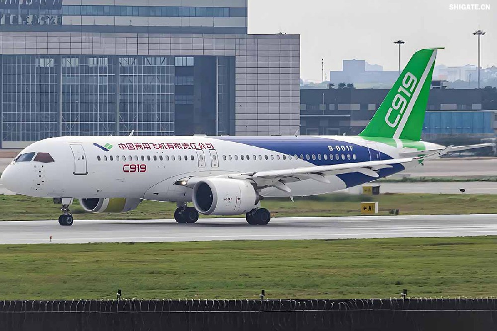 12月9日，國(guó)產(chǎn)大飛機(jī)C919的全球首家用戶東航，正式接收首架C919飛機(jī)，標(biāo)志著國(guó)產(chǎn)大飛機(jī)邁出市場(chǎng)運(yùn)營(yíng)的“第一步”，也標(biāo)志著中國(guó)民航運(yùn)輸市場(chǎng)首次擁有中國(guó)自主研發(fā)的噴氣式干線飛機(jī)。  消息傳來(lái)，河鋼集團(tuán)干部職工倍感振奮。因?yàn)?，?guó)產(chǎn)大飛機(jī)工程也凝聚了河鋼干部職工的心血和汗水，見證了河鋼人的獨(dú)特貢獻(xiàn)。河鋼自主研發(fā)的390mm大厚度調(diào)質(zhì)鋼20MnNiMo，填補(bǔ)國(guó)內(nèi)空白，用于大飛機(jī)項(xiàng)目的核心設(shè)備——世界最大的8萬(wàn)噸級(jí)模鍛壓機(jī)制造，為國(guó)產(chǎn)大飛機(jī)提供堅(jiān)強(qiáng)的鋼鐵支撐。    建功大國(guó)重器  航空模鍛件是飛機(jī)的“鋼脊鐵翅”，需要大型的模鍛設(shè)備才能高質(zhì)量批量鍛制。在中國(guó)制造大型模鍛壓機(jī)之前，僅有美國(guó)、俄羅斯、法國(guó)3個(gè)國(guó)家有類似設(shè)備，最大鍛造等級(jí)為俄羅斯的7.5萬(wàn)噸級(jí)。  2003年，我國(guó)啟動(dòng)重型模鍛壓機(jī)論證，組成專家隊(duì)伍開始研制世界最大的8萬(wàn)噸級(jí)大型模鍛壓機(jī)。正是該項(xiàng)目的啟動(dòng)，讓河鋼與國(guó)產(chǎn)大飛機(jī)結(jié)下不解之緣。  制造模鍛壓機(jī)機(jī)架所用頂級(jí)鋼板——大厚度調(diào)質(zhì)鋼20MnNiMo，是該裝備中生產(chǎn)難度最大的鋼種，內(nèi)部致密度、純潔度、機(jī)械性能及平直度等各項(xiàng)標(biāo)準(zhǔn)要求極高，且由于鋼板大單重、大厚度，其表面質(zhì)量、性能合格率、探傷合格率極難保證，生產(chǎn)難度很大。此前，國(guó)內(nèi)沒有廠家能夠生產(chǎn)，國(guó)外進(jìn)口同類鋼板每噸價(jià)格高達(dá)8萬(wàn)元。  “為國(guó)造好鋼，建功大國(guó)重器。助力大飛機(jī)制造，河鋼人義不容辭！”2009年2月，接到任務(wù)的河鋼集團(tuán)舞鋼公司（以下簡(jiǎn)稱舞鋼）立即組織技術(shù)人員開展專項(xiàng)攻關(guān)，先后解決了鋼板內(nèi)部金屬致密度純潔度、鋼板表面質(zhì)量、鋼板熱處理機(jī)械性能、鋼板平直度等多項(xiàng)重大技術(shù)難題。  經(jīng)過6個(gè)多月的攻堅(jiān)克難，2009年7月，總量為82塊、2348噸的390mm大厚度調(diào)質(zhì)鋼20MnNiMo全部生產(chǎn)完畢并成功交付。產(chǎn)品各項(xiàng)性能均超出國(guó)外同類產(chǎn)品標(biāo)準(zhǔn)，完全能夠滿足使用要求，價(jià)格卻遠(yuǎn)遠(yuǎn)低于同類進(jìn)口產(chǎn)品，鋼板全部高質(zhì)量按期交貨，獲得高度評(píng)價(jià)。  2013年4月，8萬(wàn)噸級(jí)大型模鍛壓機(jī)建成投產(chǎn)。這臺(tái)總高42米、總重2.2萬(wàn)噸的世界最大模鍛壓機(jī)，最大模鍛壓制力可達(dá)1000MN，壓機(jī)尺寸、整體質(zhì)量和最大單件重量均為世界之首，僅用3分半鐘便可制作一個(gè)飛機(jī)起落架，將我國(guó)高端重大裝備的制造能力托舉到國(guó)際頂級(jí)水平。  2015年11月2日，由8萬(wàn)噸大型模鍛壓機(jī)生產(chǎn)出的首款新一代噴氣式干線客機(jī)C919，面向全球公開亮相，壓機(jī)尺寸、整體質(zhì)量和最大單件重量均為世界之首。    研發(fā)“爭(zhēng)氣鋼”  在河鋼人心中，為國(guó)產(chǎn)大飛機(jī)項(xiàng)目關(guān)鍵設(shè)備自主研發(fā)“爭(zhēng)氣鋼”，是一份舍我其誰(shuí)的光榮和信任，更是一份為國(guó)爭(zhēng)光的使命和責(zé)任。秉持著這樣的認(rèn)識(shí)和定位，舞鋼技術(shù)人員充分發(fā)揮技術(shù)優(yōu)勢(shì)，通力協(xié)作、密切配合，圓滿完成390mm大厚度調(diào)質(zhì)鋼20MnNiMo研制任務(wù)。大厚度調(diào)質(zhì)鋼20MnNiMo的研發(fā)過程中，煉鋼過程是關(guān)鍵環(huán)節(jié)之一?！坝捎?90毫米厚的大飛機(jī)用調(diào)質(zhì)鋼20MnNiMo要求內(nèi)部致密度、潔凈度、調(diào)質(zhì)后機(jī)械性能等各項(xiàng)標(biāo)準(zhǔn)都非常高，在一煉鋼環(huán)節(jié)，生產(chǎn)高品質(zhì)的合格電渣錠熔煉母材——優(yōu)質(zhì)20MnNiMo連鑄坯是基礎(chǔ)?！弊鳛槲桎撾娫厝奂夹g(shù)的首批研發(fā)者、參與者、見證者，舞鋼一檔技術(shù)主管畢殿閣談及該鋼的研發(fā)記憶猶新，“在此之前，20MnNiMo鋼種從未在舞鋼一煉鋼1900mm連鑄機(jī)生產(chǎn)線上生產(chǎn)過。”  據(jù)畢殿閣介紹，由于高鎳高鉬連鑄坯易產(chǎn)生裂紋，生產(chǎn)困難不可想象。但大飛機(jī)項(xiàng)目作為國(guó)家一項(xiàng)重大項(xiàng)目，“建功大國(guó)重器”激發(fā)了職工們的榮耀感和使命感，舞鋼為此專門成立了攻關(guān)隊(duì)，并制定了一系列激勵(lì)措施，全力以赴挑戰(zhàn)極限，克服了一切不可預(yù)見的困難。  連鑄車間從控制澆注鋼水過熱度、調(diào)整鑄機(jī)二冷水參數(shù)、調(diào)整鑄機(jī)澆注拉速等，一項(xiàng)一項(xiàng)消除可能造成澆注失敗的不利因素，成功研發(fā)出了針對(duì)20MnNiMo鋼種的澆注工藝，并保證了鋼坯成功澆注。在電渣重熔環(huán)節(jié)，創(chuàng)新渣系的研究與開發(fā)以及熔速、冷卻制度，確保電渣爐的生產(chǎn)順行和電渣錠內(nèi)部質(zhì)量。  20MnNiMo鋼板軋制環(huán)節(jié)，更是困難重重，最大的難關(guān)莫過于鋼板表面質(zhì)量及板型軋制攻關(guān)。  今年50歲的“河鋼工匠”、舞鋼軋鋼首批高級(jí)作業(yè)師任亞強(qiáng)是當(dāng)時(shí)20MnNiMo軋制攻關(guān)團(tuán)隊(duì)的主操手?！爱?dāng)時(shí)是20MnNiMo鋼板的國(guó)內(nèi)首次生產(chǎn)，我們必須要精心操作、精準(zhǔn)控制，努力實(shí)現(xiàn)‘國(guó)內(nèi)首創(chuàng)’優(yōu)秀成果。”為此，任亞強(qiáng)連續(xù)半個(gè)月堅(jiān)守在崗位上，并通過自己的觀察、思考，提出在軋制中對(duì)留尾、展寬及道次壓下量進(jìn)行優(yōu)化，改善鋼板平直度，在終軋道次采用低速大壓下規(guī)程軋制的工藝改進(jìn)方案。方案實(shí)施后，攻克了該鋼表面不允許有任何缺陷，平直度不超過6mm/米的行業(yè)軋制技術(shù)難題，圓滿完成該鋼種的軋制任務(wù)。  “人隨鋼走”是研發(fā)團(tuán)隊(duì)成員、舞鋼科技部核電鋼研究所主管工程師張萌工作狀態(tài)的寫照。那段時(shí)間里，他日夜跟蹤生產(chǎn)，從煉鋼到軋鋼，采集記錄數(shù)據(jù)，為各環(huán)節(jié)的技術(shù)升級(jí)積淀原始依據(jù)。  為攻克該類大厚度鋼板內(nèi)部性能易波動(dòng)行業(yè)難題，他和同事輪流在生產(chǎn)現(xiàn)場(chǎng)熬夜，實(shí)在困了就趴在桌子邊打個(gè)盹兒。經(jīng)過反復(fù)研究、試驗(yàn)，他們最終找出了問題原因，根據(jù)試驗(yàn)數(shù)據(jù)三次對(duì)工藝進(jìn)行技術(shù)升級(jí)，得到了最優(yōu)工藝方案，也為后續(xù)其他品種電渣鋼的研發(fā)打下基礎(chǔ)。在鋼板熱處理工序，專門對(duì)一軋鋼的車底式爐進(jìn)行技術(shù)升級(jí)攻關(guān)，保證了390mm厚、5米多長(zhǎng)的鋼板熱處理冷卻后的性能穩(wěn)定；他們創(chuàng)新鋼板壓平工藝，攻克了鋼板的平直度難以控制的技術(shù)難題。  回憶那段難忘的研制經(jīng)歷，張萌動(dòng)情地說：“在熱處理環(huán)節(jié)，面對(duì)著數(shù)百度的輻射高溫，我們的職工們一只胳膊擋住被烤得生疼的臉，另一只胳膊湊近鋼板去放墊塊。正是經(jīng)受住這樣的‘烤’驗(yàn)，和精細(xì)到每一個(gè)環(huán)節(jié)的全方位過程控制，才讓我們收獲了來(lái)之不易的研發(fā)碩果。”    點(diǎn)亮河鋼品牌  390mm大厚度調(diào)質(zhì)鋼20MnNiMo的成功研制，為舞鋼積淀了豐厚的技術(shù)優(yōu)勢(shì)——“大飛機(jī)項(xiàng)目用390mm厚20MnNiMo鋼板的研制開發(fā)”技術(shù)成果榮獲中國(guó)鋼鐵工業(yè)協(xié)會(huì)、中國(guó)金屬學(xué)會(huì)和河北省冶金科學(xué)技術(shù)獎(jiǎng)；電渣重熔技術(shù)成為舞鋼當(dāng)前的“王牌技術(shù)”之一，電渣重熔水電鋼S500Q、S550Q最大厚度達(dá)到285mm厚度，在國(guó)內(nèi)獨(dú)占鰲頭；核電鋼Q345D國(guó)標(biāo)一級(jí)探傷要求380mm厚度規(guī)格品質(zhì)國(guó)內(nèi)首屈一指……以研發(fā)國(guó)家重大工程急需鋼材為己任，舞鋼在全面對(duì)接高端市場(chǎng)、服務(wù)國(guó)家重大工程中，實(shí)現(xiàn)了產(chǎn)品競(jìng)爭(zhēng)力的快速提升。  在航空航天用鋼領(lǐng)域，舞鋼為中國(guó)首次載人航天飛行及天宮一號(hào)、神舟九號(hào)和長(zhǎng)征二號(hào)F的研制配套做出了突出貢獻(xiàn)。同時(shí)，在水電、核電、石油化工煤化工、海洋工程、高層建筑、橋梁等用鋼諸多領(lǐng)域，均發(fā)揮了關(guān)鍵性作用。  舞鋼的產(chǎn)品創(chuàng)新研發(fā)，是河鋼持續(xù)推進(jìn)客戶結(jié)構(gòu)、產(chǎn)品結(jié)構(gòu)“兩個(gè)結(jié)構(gòu)優(yōu)化”的縮影。近年來(lái)，河鋼大力培育行業(yè)第一、唯一，加快在超高強(qiáng)汽車鋼、覆膜家電板、海工鋼等領(lǐng)域打造更多“單打冠軍”。  研制開發(fā)的船用LNG低溫奧氏體型高錳鋼、超厚加釩鉻鉬鋼板、特殊功能鋅鋁鎂涂層等30余個(gè)新產(chǎn)品填補(bǔ)國(guó)內(nèi)空白。核電用鋼、海洋工程用鋼、鍋爐及壓力容器用鋼、高強(qiáng)抗震鋼筋等產(chǎn)品國(guó)內(nèi)第一品牌優(yōu)勢(shì)更加凸顯……  如今，河鋼定制研發(fā)的一系列高端產(chǎn)品廣泛應(yīng)用于港珠澳大橋、“華龍一號(hào)”核電站、“天眼”工程、奧運(yùn)工程、國(guó)產(chǎn)大飛機(jī)、極地重載運(yùn)輸船、航空航天等系列重大科技和工程項(xiàng)目，在鑄就“大國(guó)重器”中彰顯了河鋼品牌的力量與擔(dān)當(dāng)。